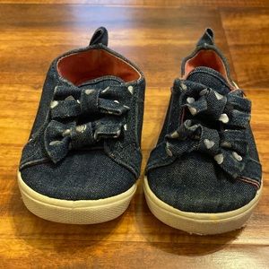 Garanimals, size 4, denim girls shoe with dotted bow detail